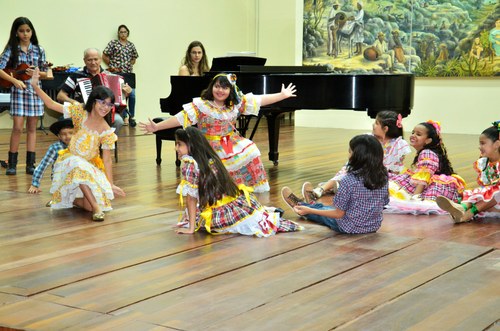Apresentação da turma Iniciante I na Sala Radegundes Feitosa, em 2018 Apresentação da turma Iniciante I na Sala Radegundes Feitosa, em 2018_Imagem disponível no SIGAA
